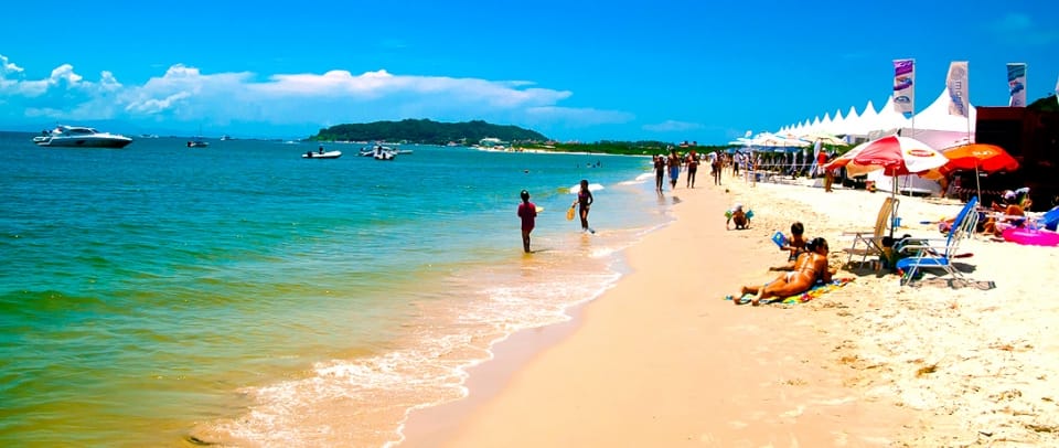 Praia Cachoeira do Bom Jesus, na frente do hotel: ideal para famílias. 