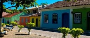 Casas tipicamente açorianas alegram o Ribeirão com suas cores alegres.