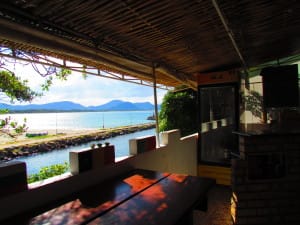 Cozinha e bar com vista para a praia e o canal.